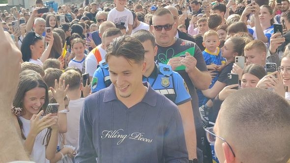 Video / Sjajna atmosfera u Orahovici: Amar Dedić dočekan ovacijama