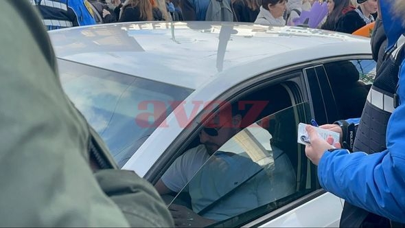 Ovo je razjareni vozač koji se automobilom zaletio među demonstrante