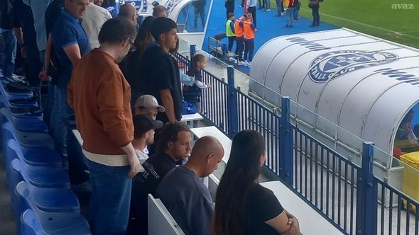  “Otpisani” igrači posmatraju Željezničar sa zapadne tribine Grbavice