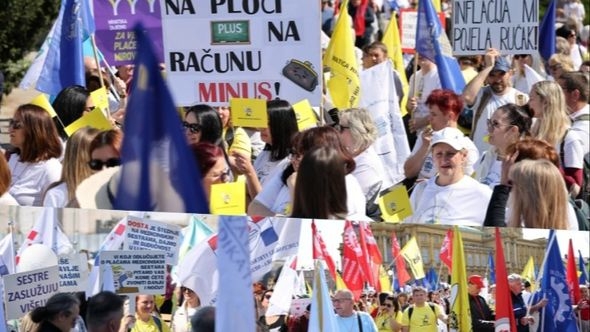 Građani na ulicama: Masovna povorka krenula u protest protiv novih opterećenja