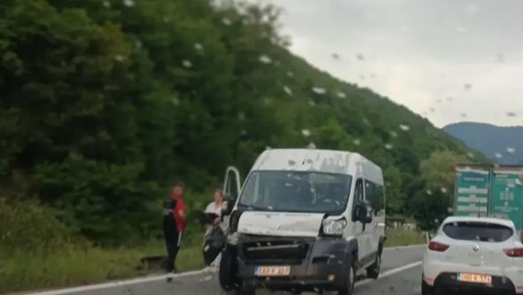 Teška nesreća u BiH: Pala kašika sa bagera, sudarili se kamion i kombi