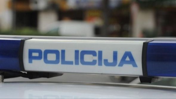 Uhapšen maloljetnik: Pokušao pregaziti policajca, pa mu tri puta nudio mito od 1.000 eura