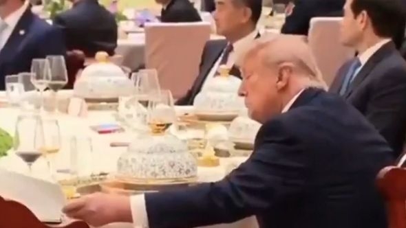 Trenutak s večere u Pekingu o kojem bruji javnost: Tramp iskoristio priliku kad je Si ustao