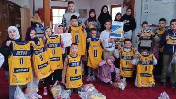Jusuf Nurkić obradovao više od 200 mališana u RS za Bajram: Podijelio im paketiće, a uz svaki je stigao i reprezentativni dres