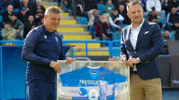 Divan gest Radnika: Savi Miloševiću uručen dres u Bijeljini