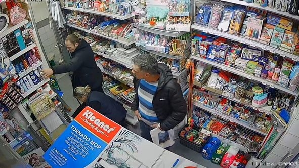 Pogledajte kako su dvojica muškaraca ukrali artikle iz prodavnice u Sarajevu 