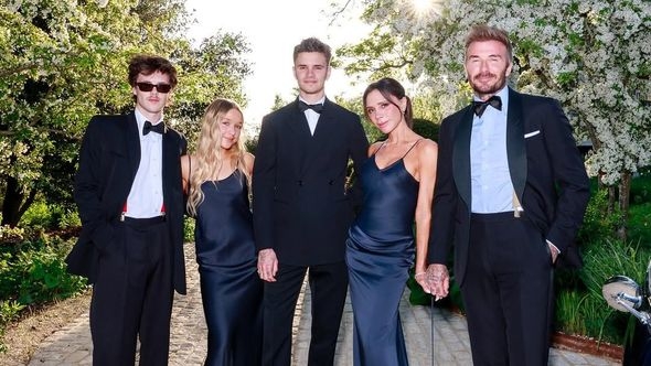 Viktorija snima, sin svira gitaru, a Dejvid uživa u pedikiru: Kakav prizor iz doma Bekamovih