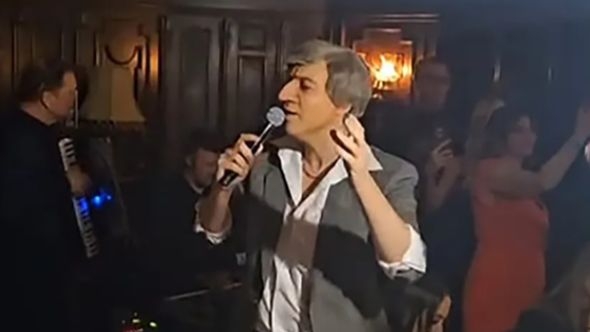 Pjevač se prerušio u Tomu Zdravkovića: Zapjevao u poznatoj kafani