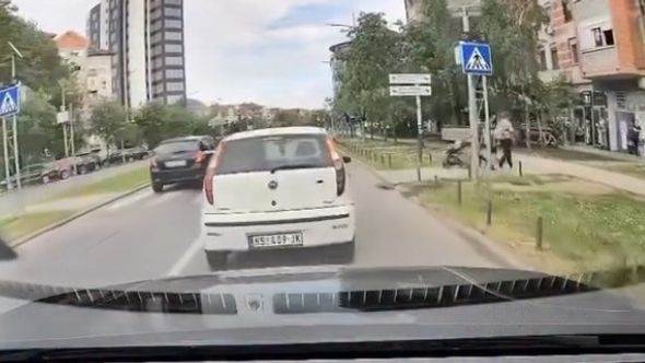 Uznemirujući snimak / Majka s bebom prelazila ulicu, naletio auto: Ljudi ne dišu dok ovo gledaju