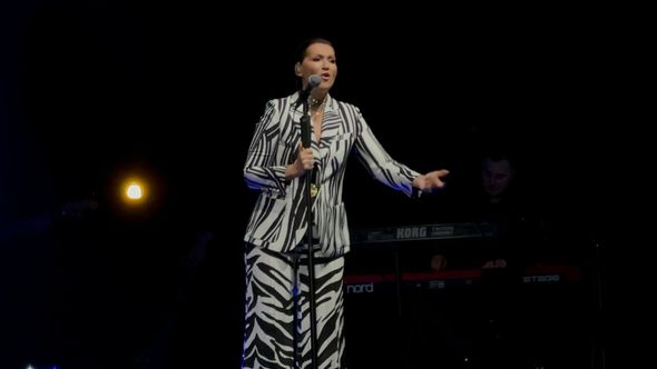 Video / Nina Badrić u Sarajevu zapjevala veliki hit Halida Bešlića “U meni jesen je”