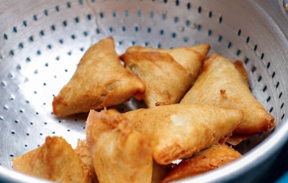 Najbrži jogurt uštipci: Mekani, puni sira i šunke