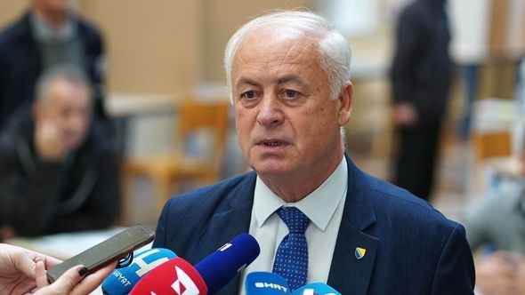 Arnautović upozorio dijasporu: Još 14 dana ostalo, a hiljade prijava nisu ispravne