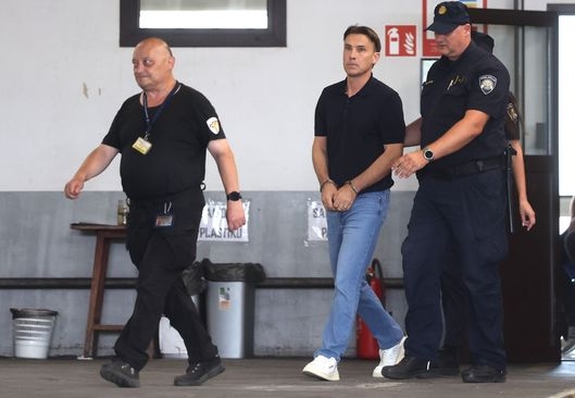Dario Šimić izašao pred USKOK u lisicama: Bivši reprezentativac pod istragom zbog spornih dozvola za kamp
