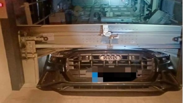 Audi košarkaša Crvene Zvezde propao kroz lift: U automobilu bila djeca, vatrogasci ih spašavali