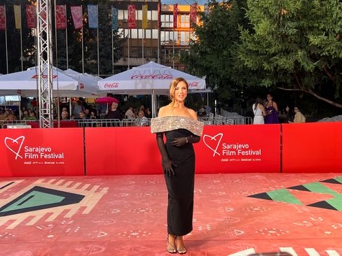 Maja Miralem još jednom dominirala crvenim tepihom: Šljokice i rukavice sastavni dio stajlinga