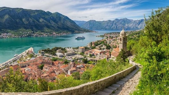 Uhapšena dvojica Gruzijaca zbog krađe više od 11.000 eura u Kotoru, za trećim se traga