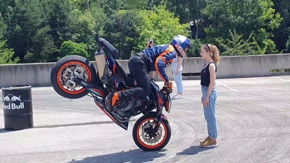 Foto + video / Motociklist Aras izveo nezapamćen performans u "Avaz Twist Toweru"