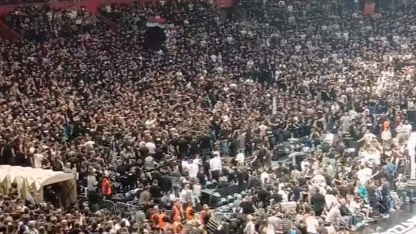 Fenerbahče vodi u Areni, navijači Partizana se međusobno pokoškali