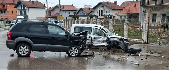 Teška nesreća u Ratkovićima: Troje povrijeđenih u sudaru dva automobila