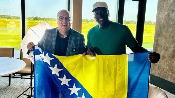 Sabahudin Topalbećirević upoznao Majkla Džordana, pozirali sa zastavom BiH: Pozdravio je moje Bosance i Hercegovce