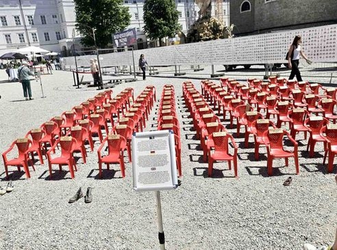 U Salzburgu obilježen Dan bijelih traka: 102 crvene dječije stolice simboliziraju ubijenu djecu Prijedora