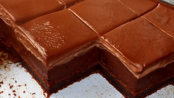 Čokoladne kocke kojima je teško odoljeti: Sočan kolač bez jaja osvaja na prvi zalogaj