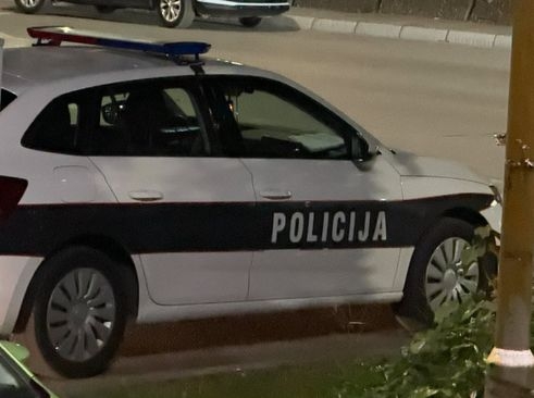 Stravična nesreća u Lukavcu: Automobil udario tri pješaka, jedan poginuo, dvoje povrijeđeno