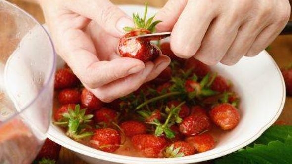 Ne bacajte peteljke od jagoda: Usporavaju starenje i čuvaju mozak
