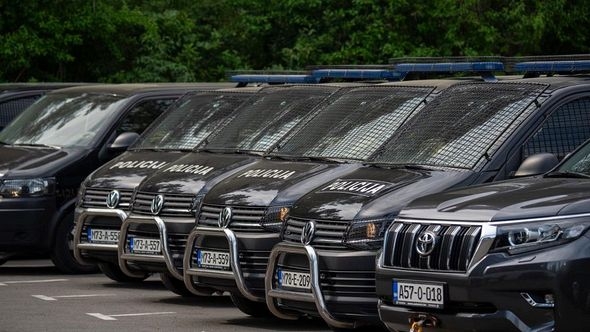 U navijačkim neredima u Mostaru oštećeno 16 službenih vozila
