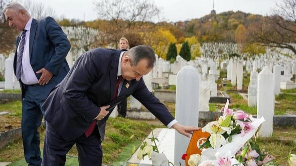 Ivica Dačić posjetio mezar Halida Bešlića: Nedostaju njegova toplina i dobrota