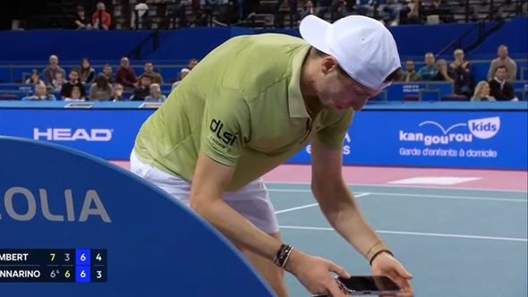 Video / Poznati teniser bio na tri poena do pobjede: Otišao pogledati telefon, pa izgubio