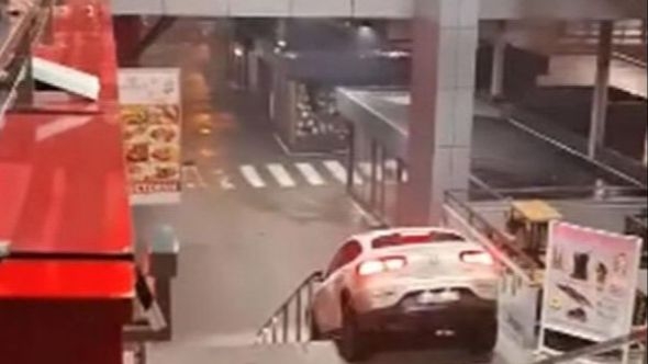 Video / Pijani muškarac skupocjeni Mercedesom se spustio niz stepenice na Tržnici 