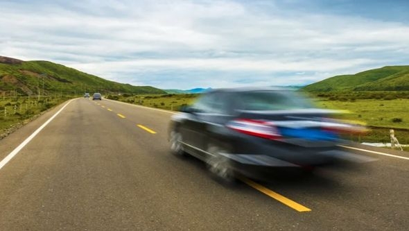 Bosanac vozeći Mercedes pravio haos na putu u Njemačkoj: Policija ga jedva obuzdala