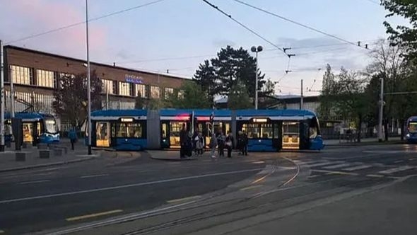 U Zagrebu tramvaj iskliznuo iz šina