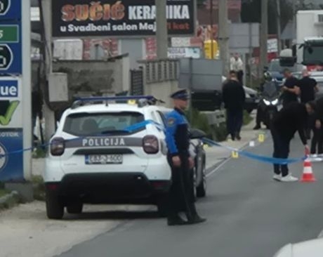Mladić udario ženu i dijete automobilom i pobjegao