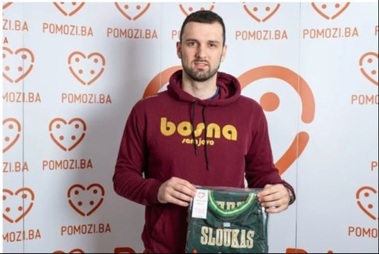 Kovačević je Udruženju Pomozi.ba donirao Sloukasov dres iz ekipe Panathinaikosa, 