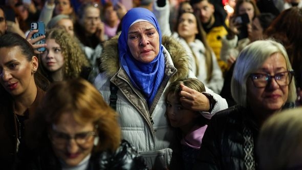 Emotivno okupljanje ispred Doma mladih: Stotine građana pjeva u čast Halida Bešlića