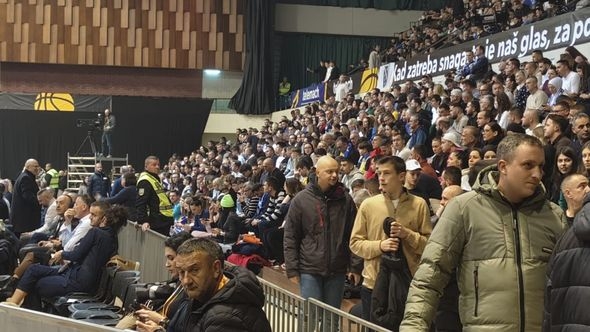 Himna Srbije u Skenderiji dočekana sa zvižducima i pjesmom "Srbijo, kur** balkanska"