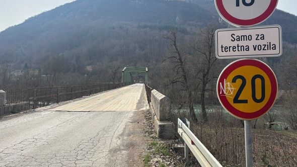 Pogledajte most strave kod Rudog: Daske iskaču dok vozila prelaze