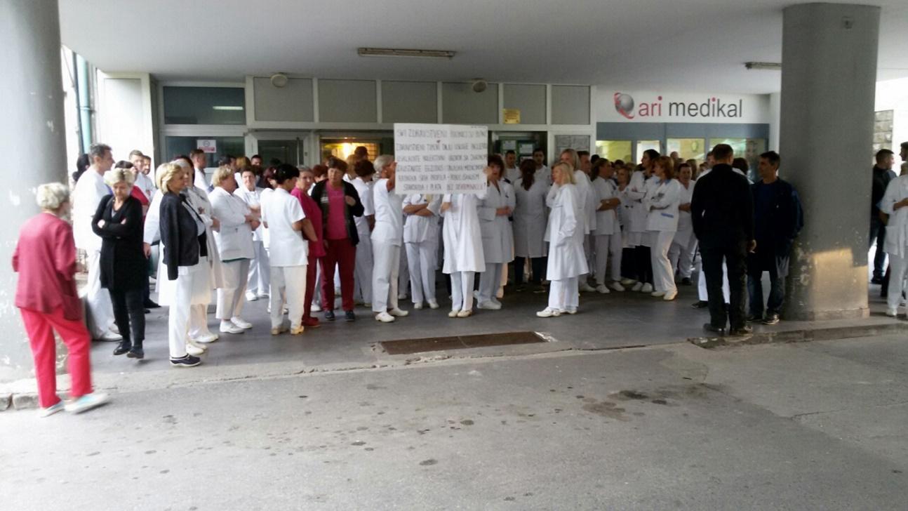 Direktor "istjerao" medije i radnike: Burno na štrajku zdravstvenih radnika KB Zenica
