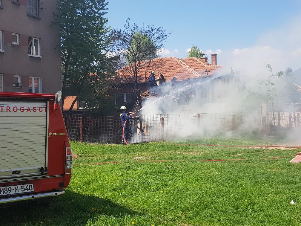 Vatrogasci gase požar na kući Dževada Šestića