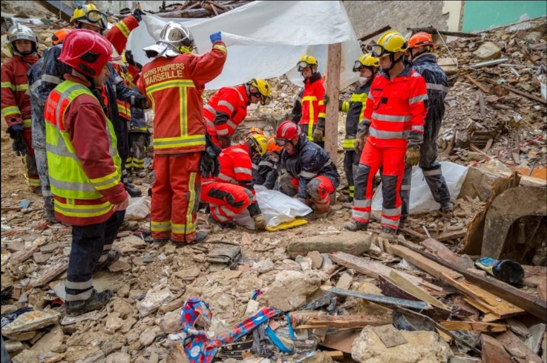 Spasioci pronašli tri osobe u ruševinama zgrada u Marseju