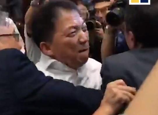 Tučnjava političara u parlamentu Hong Konga, ima i povrijeđenih