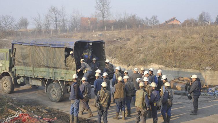 Rudari rudnika "Abid Lolić" u Han Biloj kod Travnika spremaju se za odlazak u jamu - Avaz
