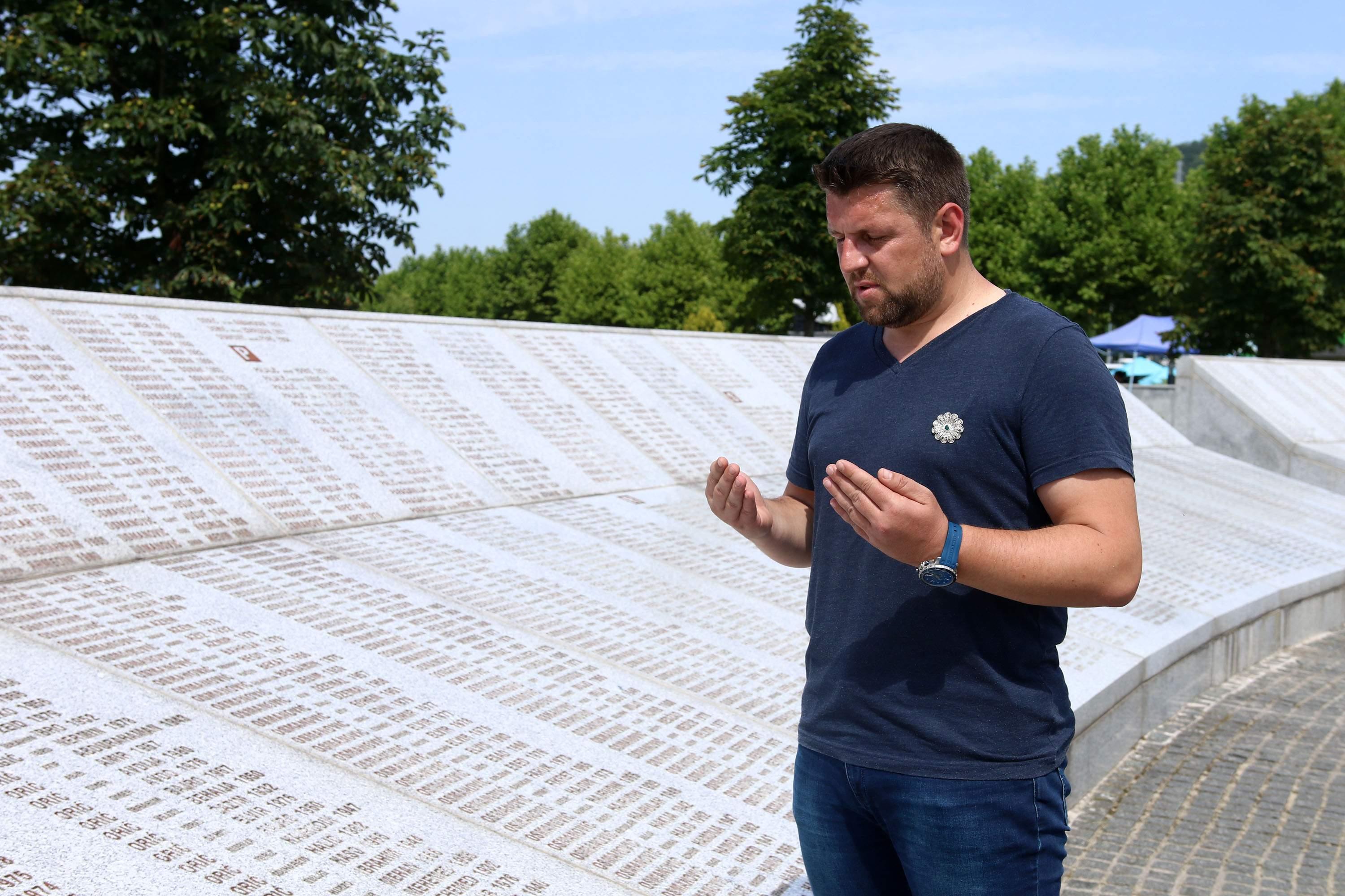 Ćamil Duraković: Mjesec je juli, svako se na svoj način sjeća genocida u Srebrenici