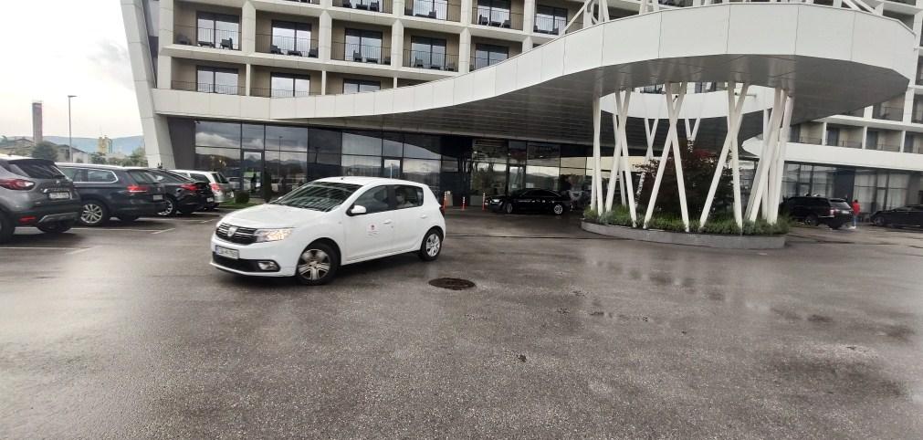 Vozilo inspektora KUIP-a ispred hotela na Ilidži - Avaz
