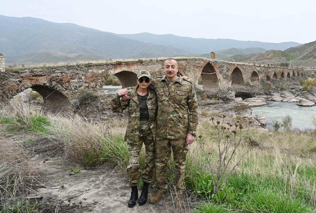 Predsjednik Azerbejdžana pozirao sa suprugom na oslobođenoj teritoriji