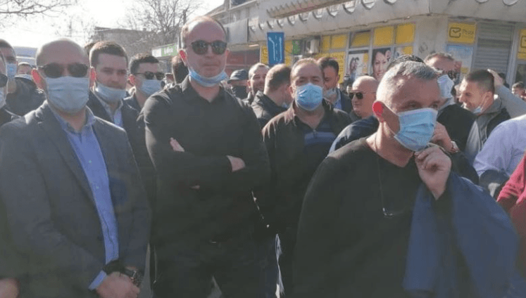Građani ne dozvoljavaju policiji da zatvori kafiće u Tuzima, Krivokapić najavio dolazak