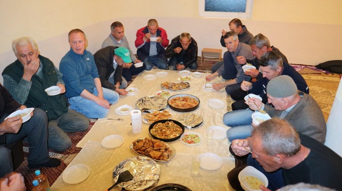 Srebrenica: Nakon uređenja sela, organizirali zajednički iftar