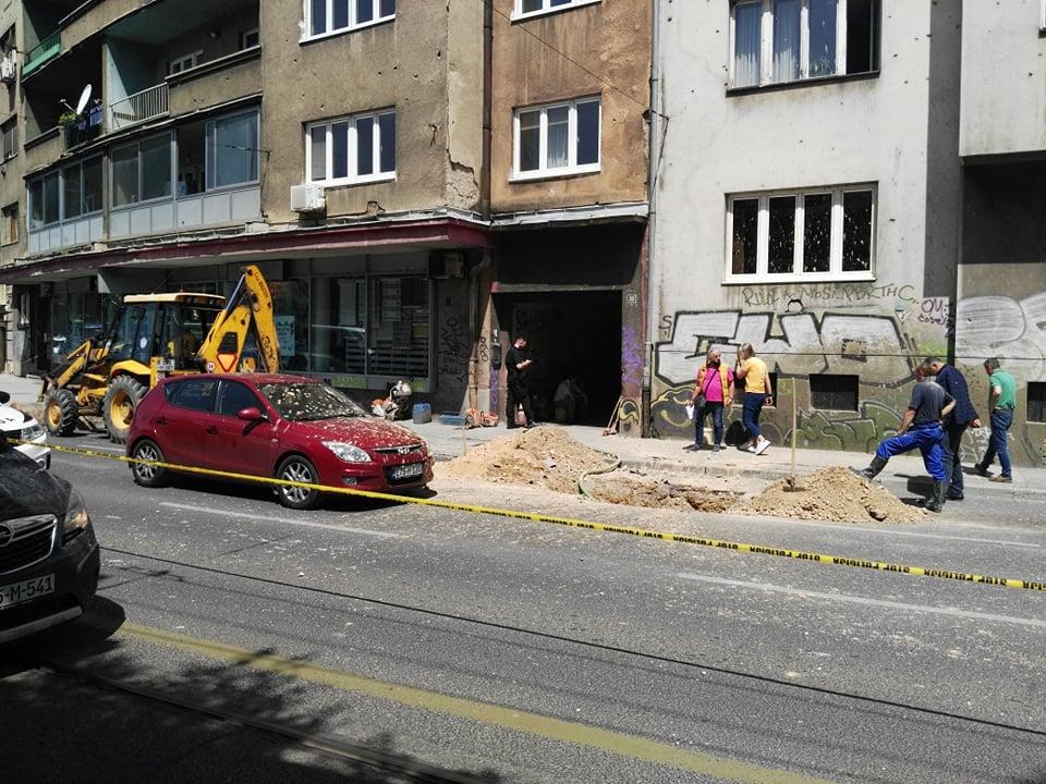 Pogledajte epilog strahovite eksplozije u centru Sarajeva: Komadi zemlje i kamenja na vozilima i asfaltu